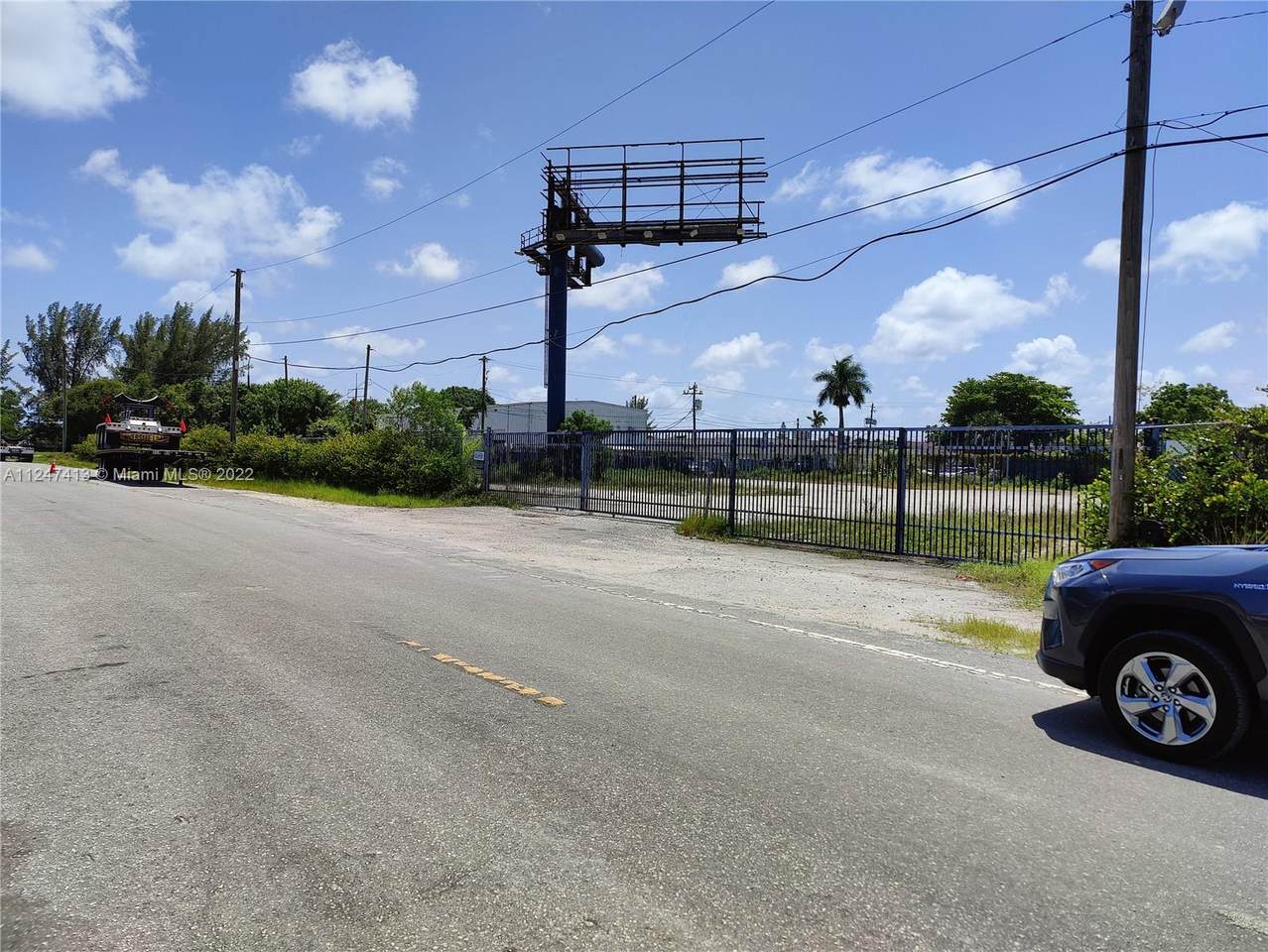 3301 Ravenswood Rd - Photo 1