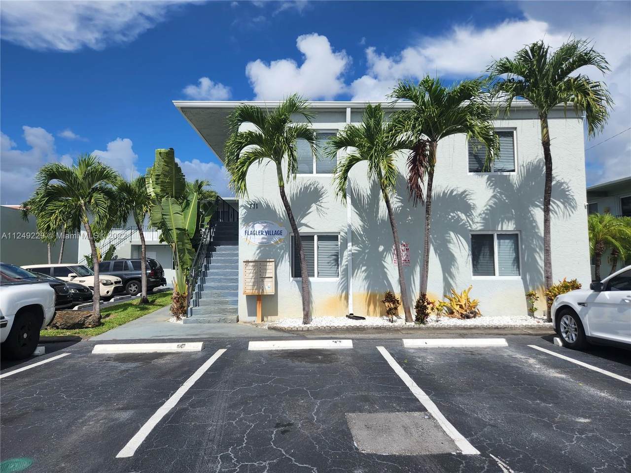 711 2nd Ave - Photo 1