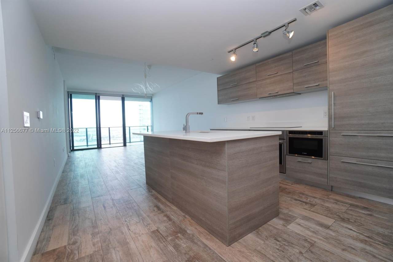 650 32nd St - Photo 1