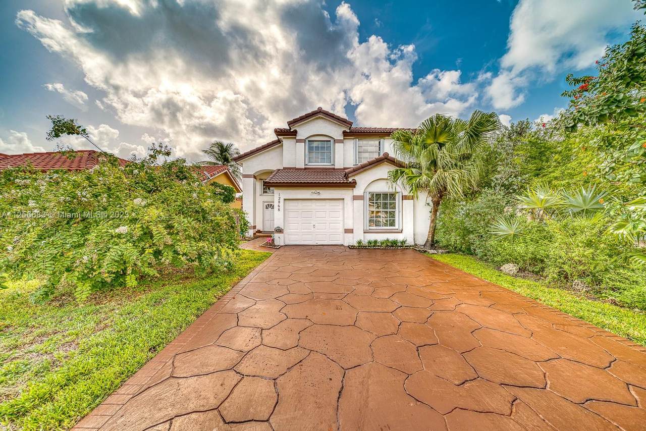 12868 60th St - Photo 1