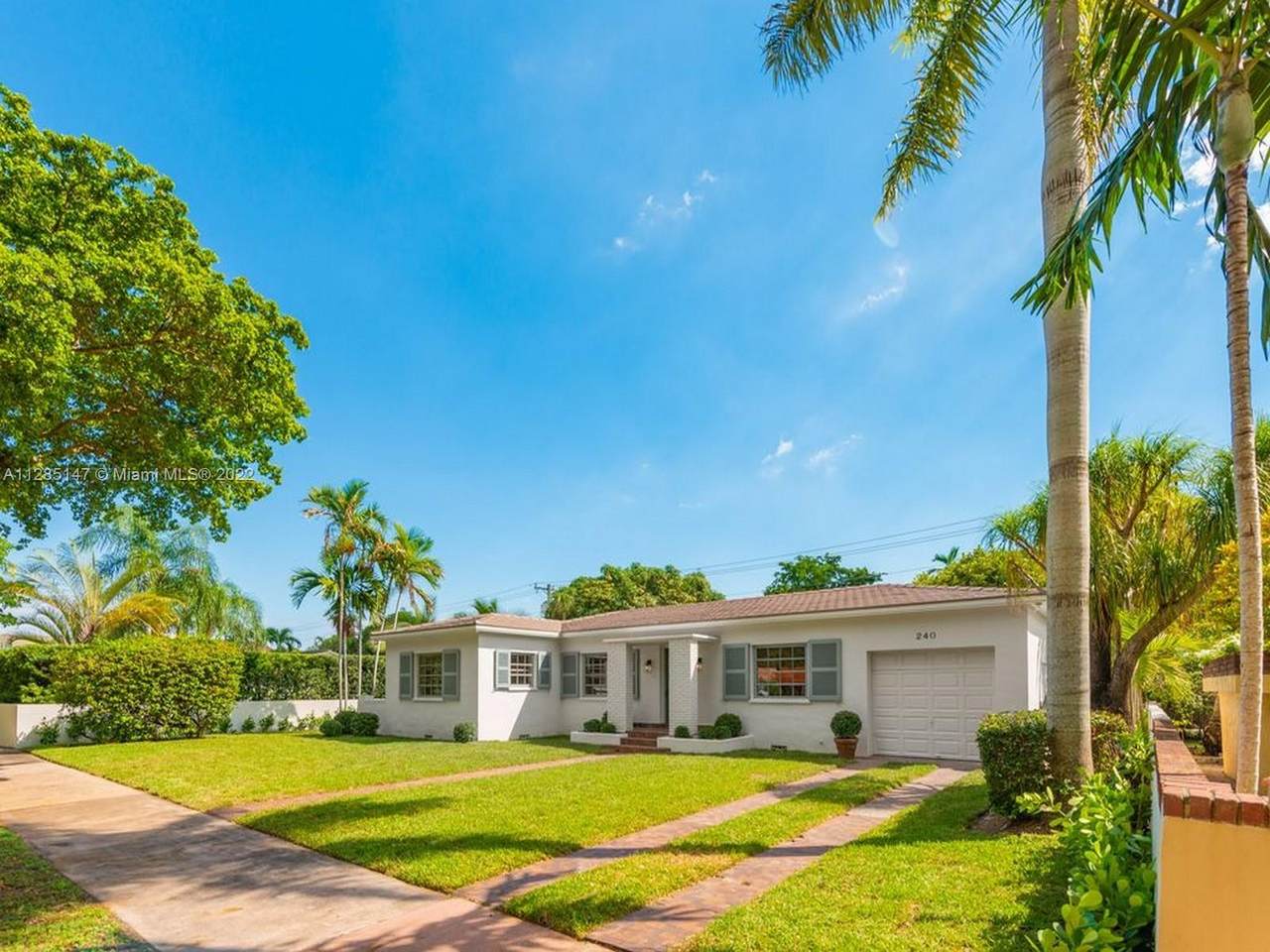 240 San Sebastian Ave - Photo 1