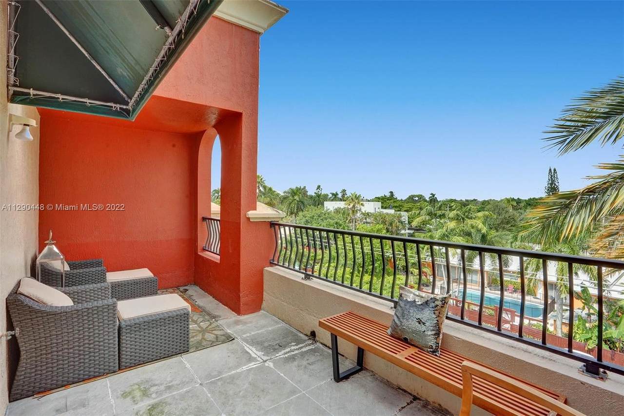 1033 17th Way - Photo 1