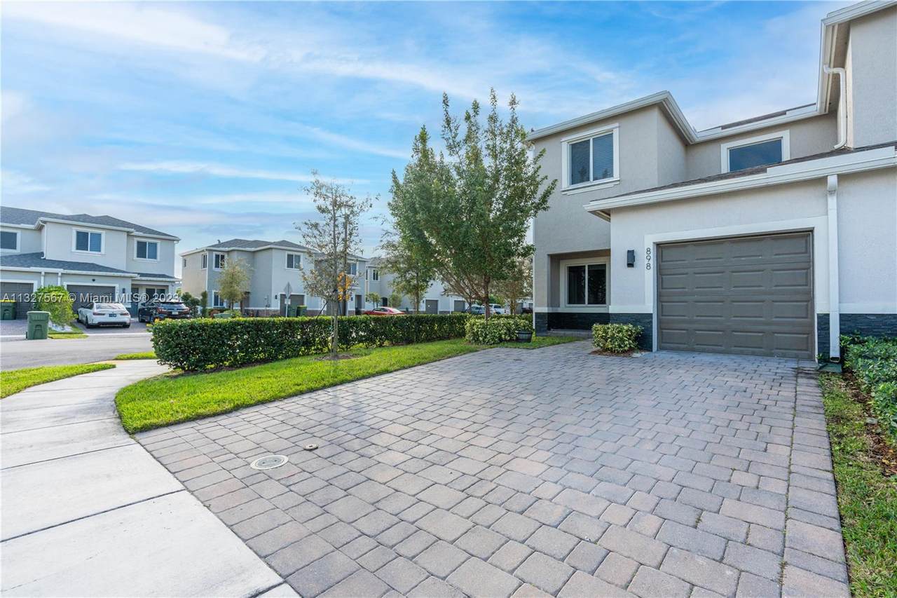 898 17th Ct - Photo 1