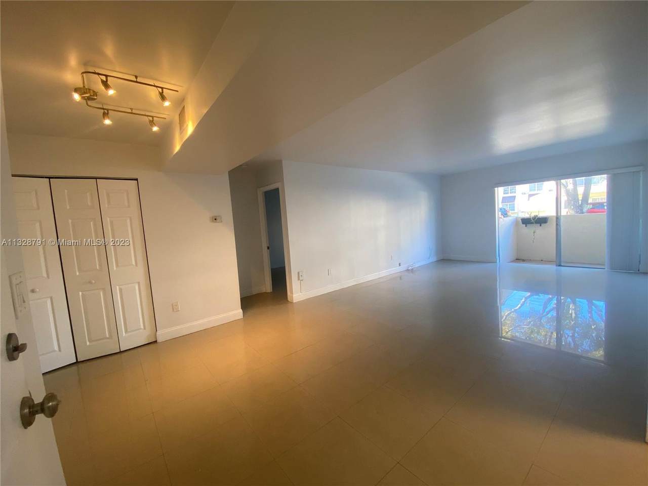 7705 86 - Photo 1