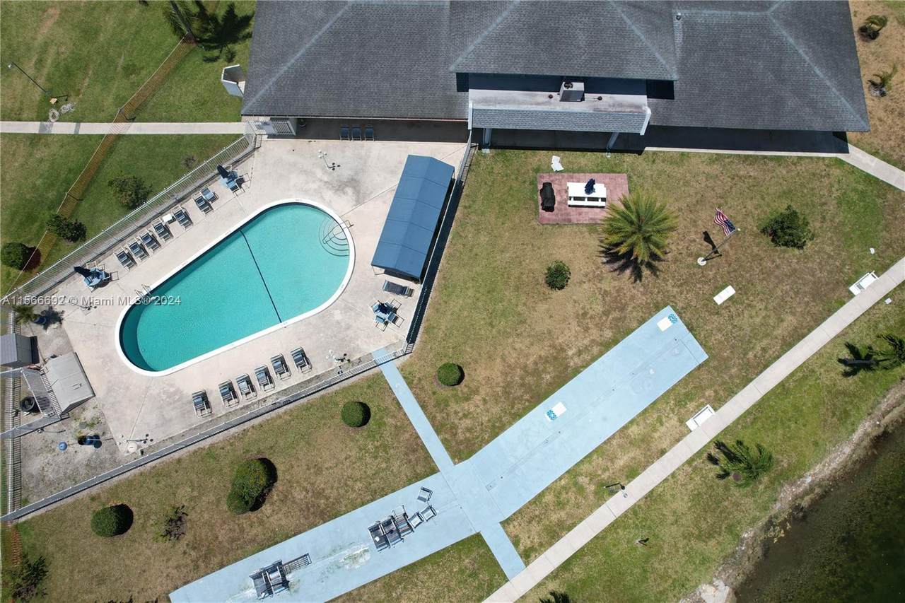 2300 Park Ln - Photo 1