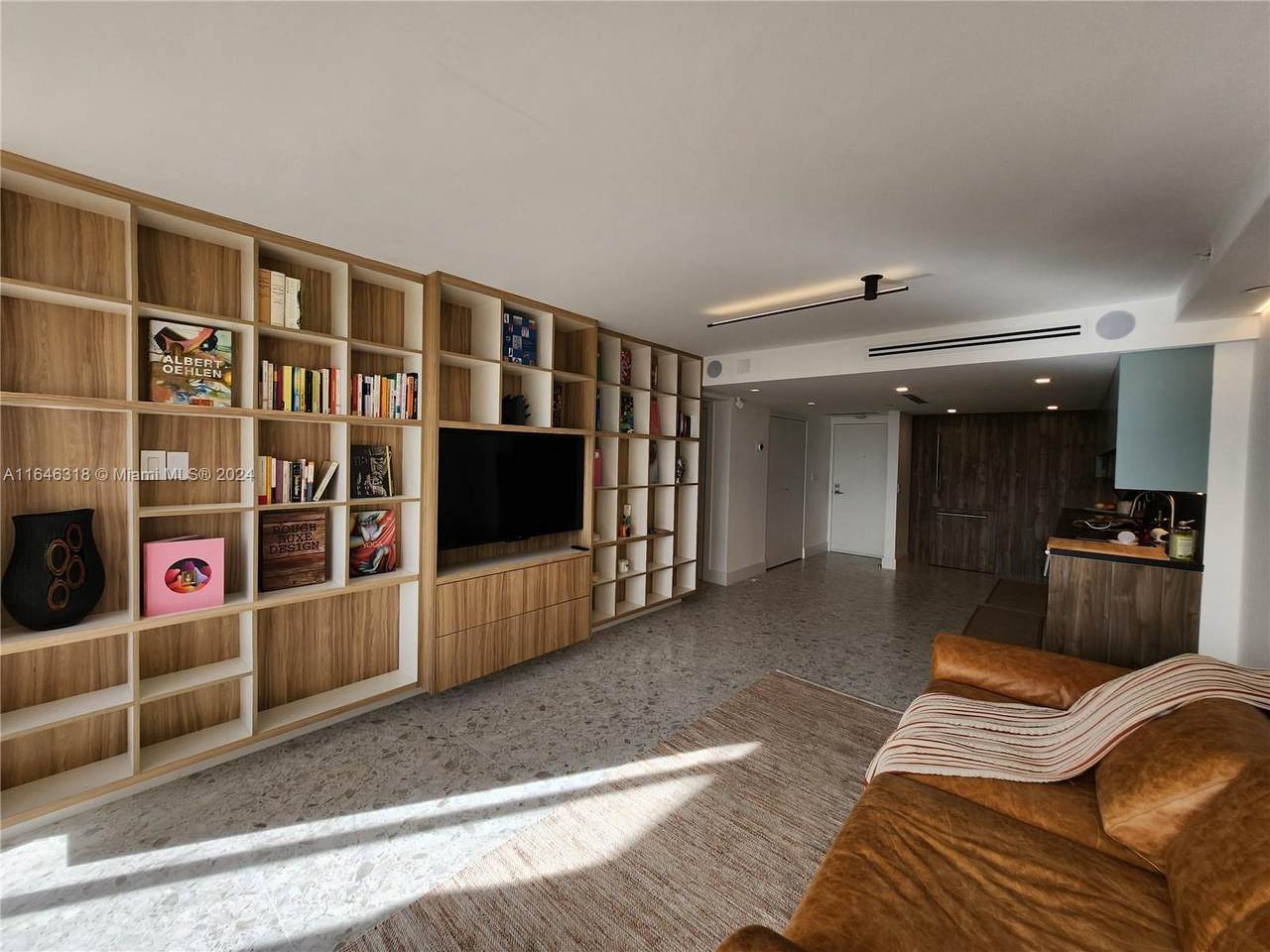 2555 Collins Ave - Photo 1