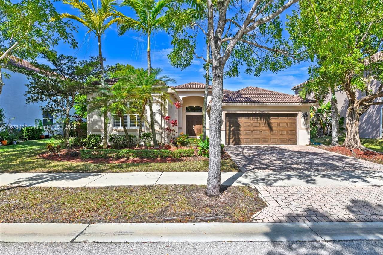 1068 Lavender Cir - Photo 1