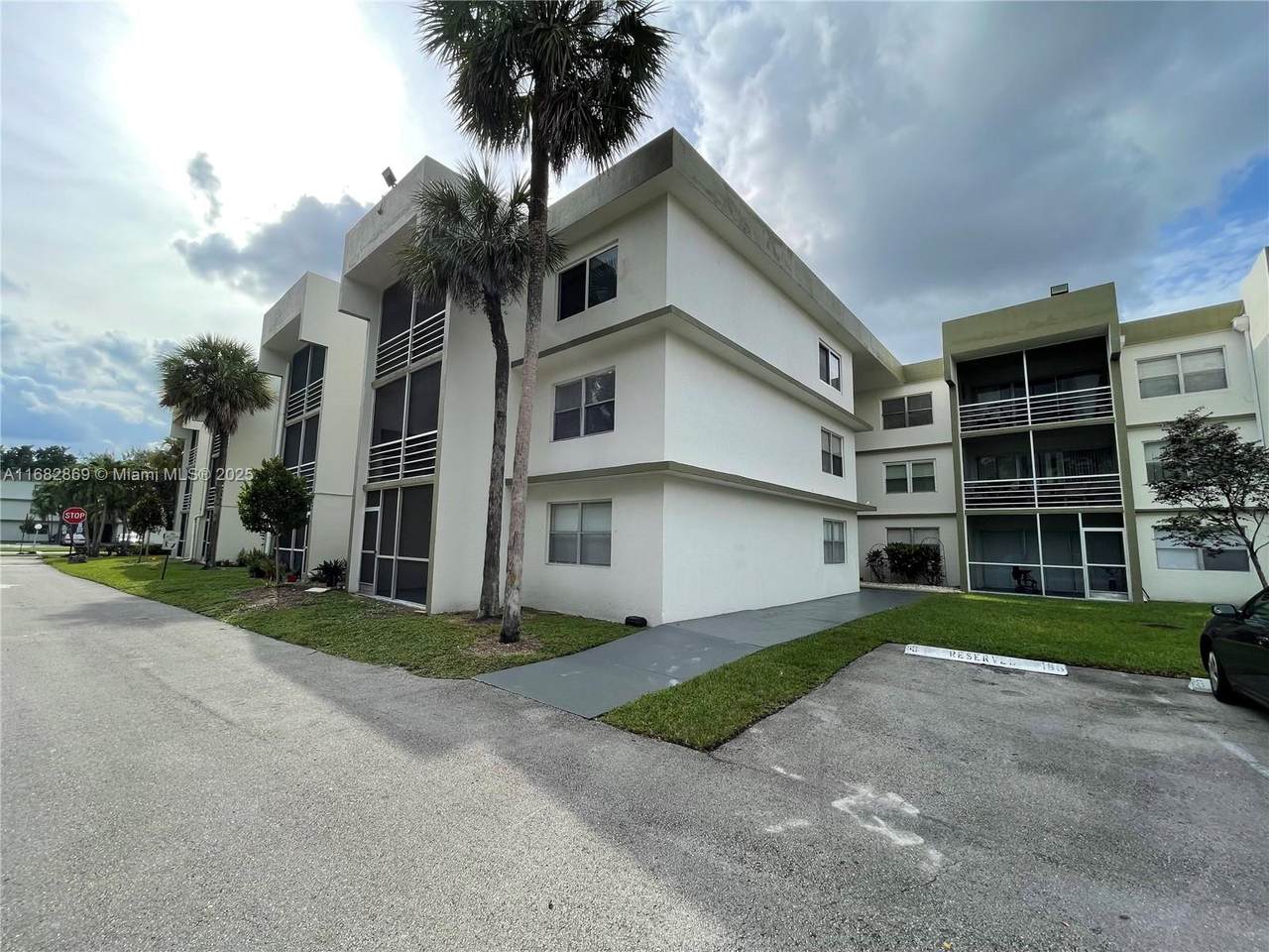 4255 University Dr - Photo 1