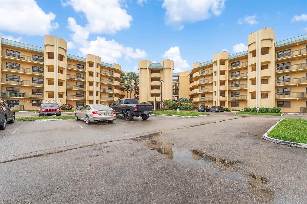 6575 Oakland Park Blvd - Photo 1
