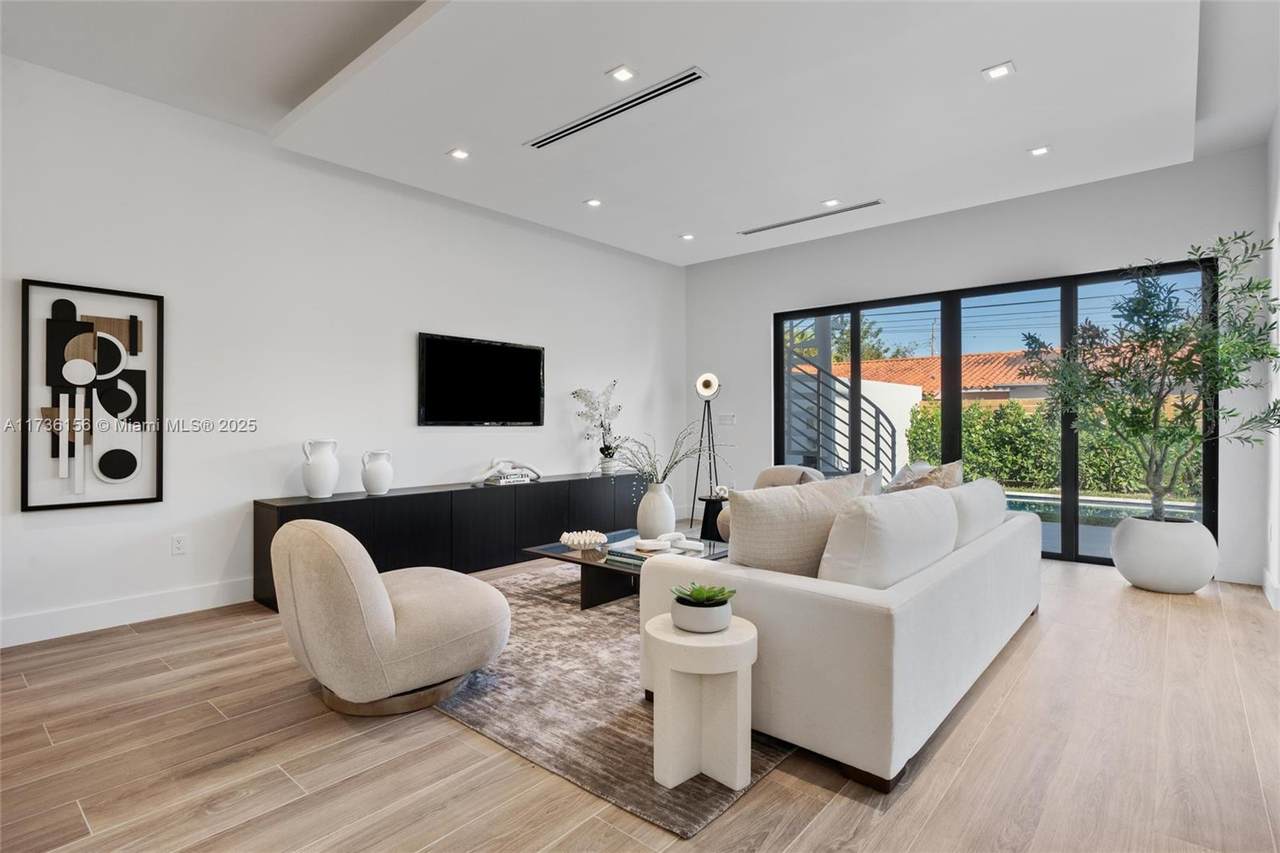 1247 13 Ave - Photo 1