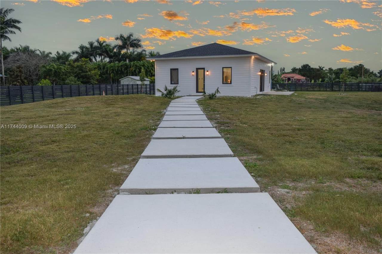 19620 206 Street - Photo 1