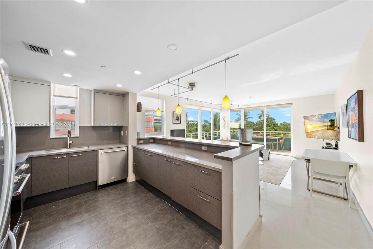 200 Ocean Dr - Photo 1