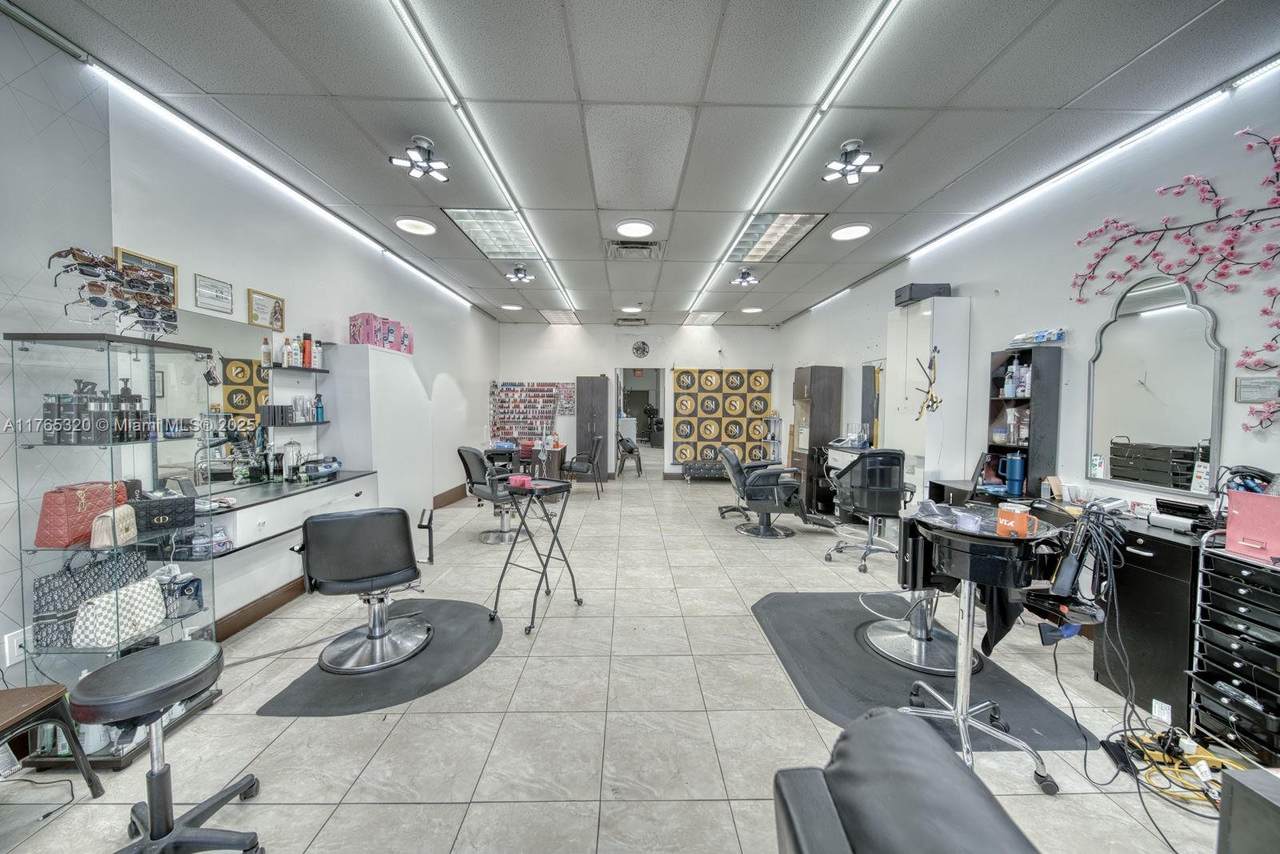 Beauty Salon For Sale On 8th St - Photo 1