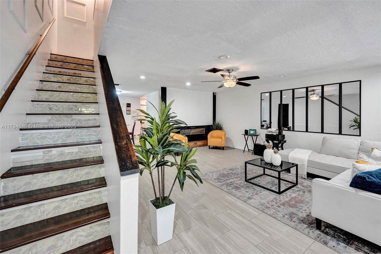 800 47th St - Photo 1