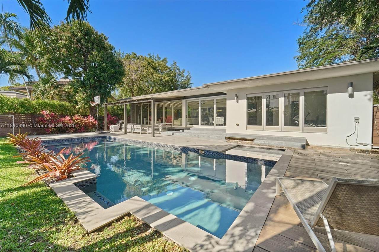 18 Samana Dr - Photo 1