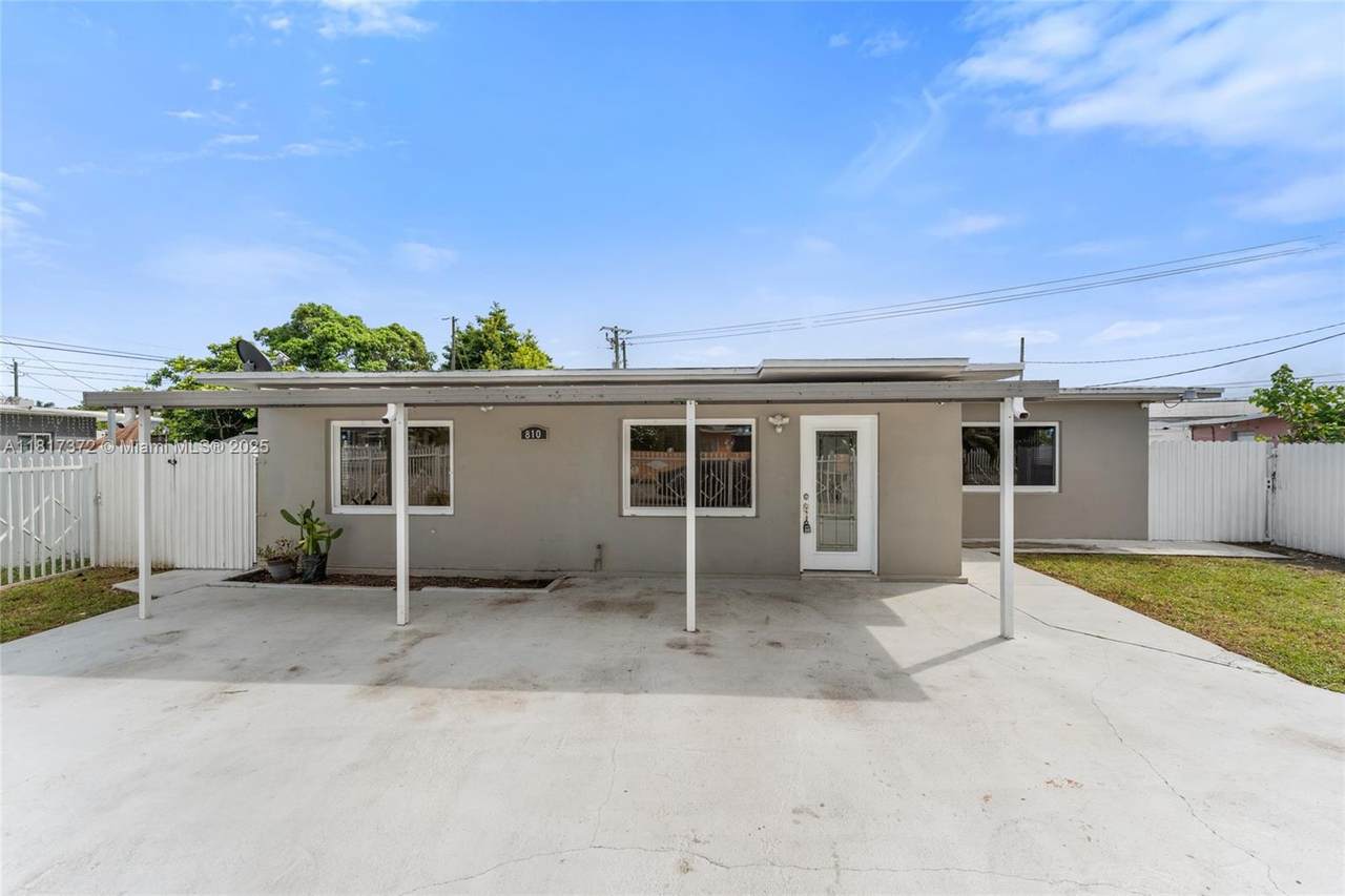 810 9th Pl - Photo 1