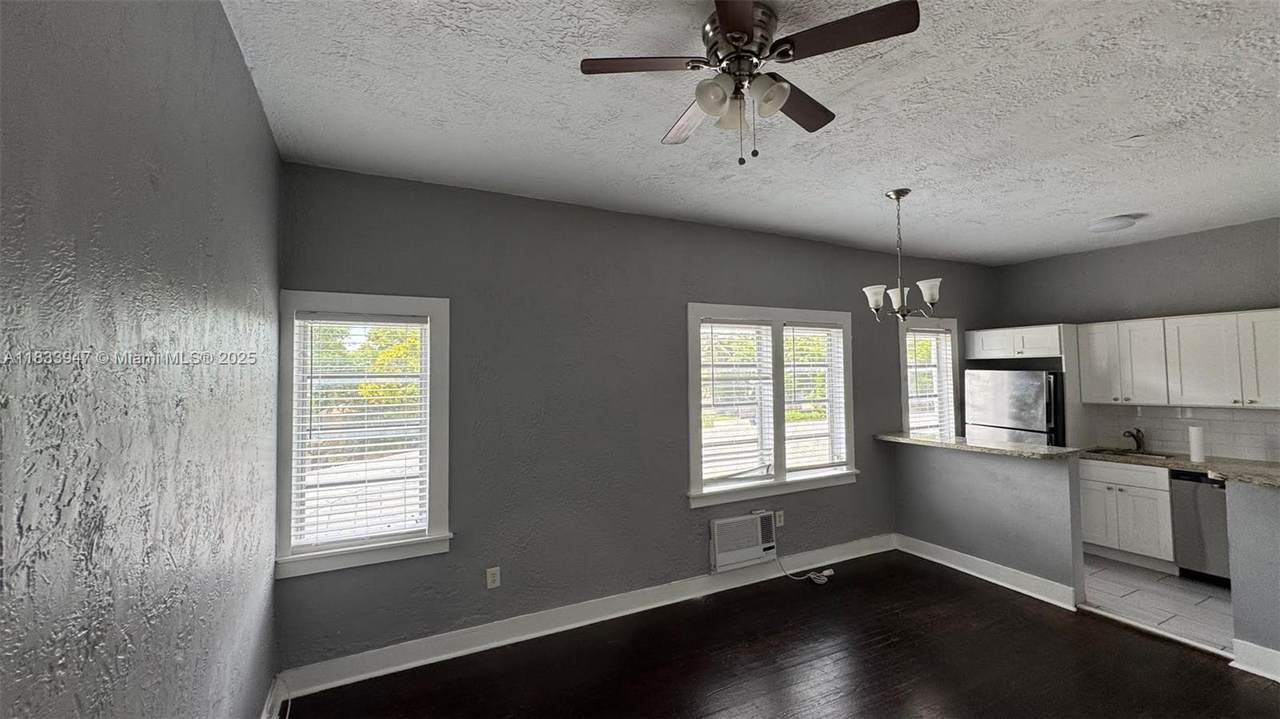 1849 Dewey St - Photo 1