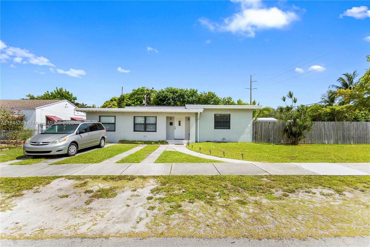 2407 Dewey St - Photo 1