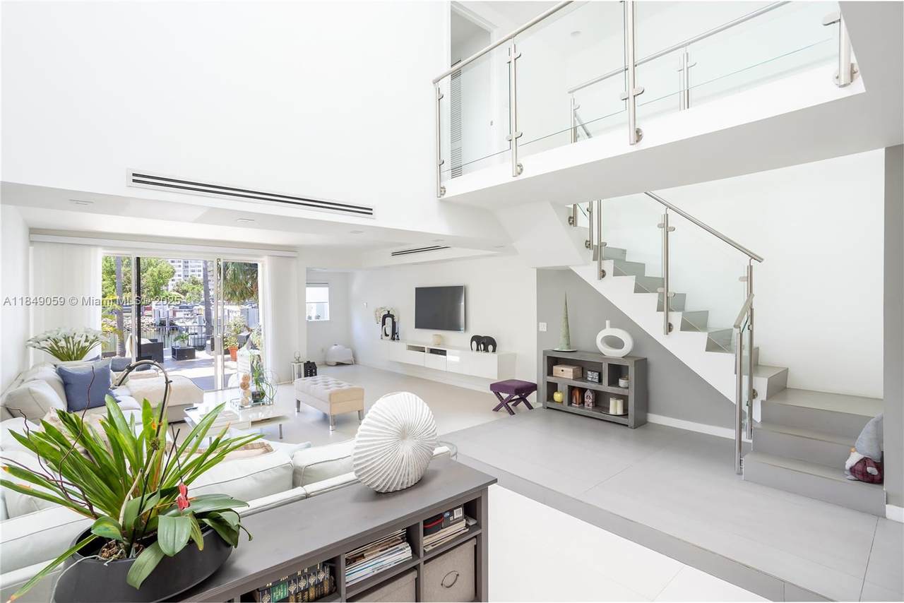 330 Poinciana Dr - Photo 1