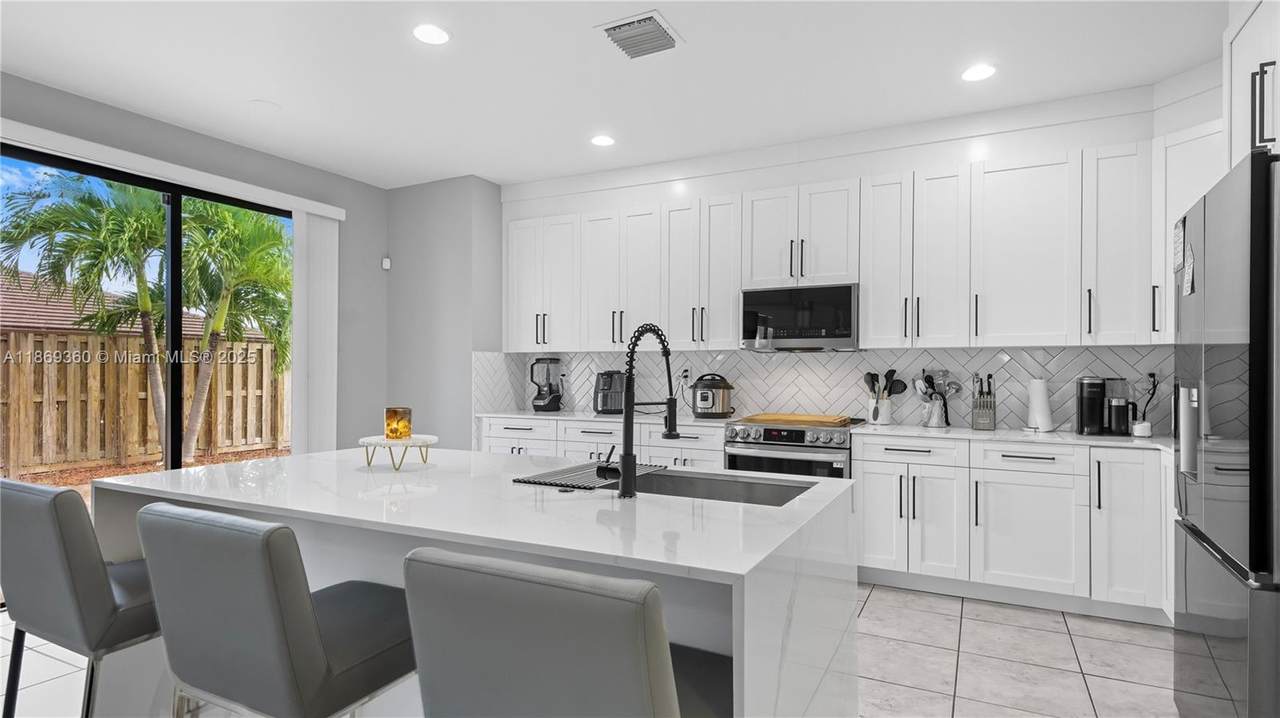 15305 173rd St - Photo 1