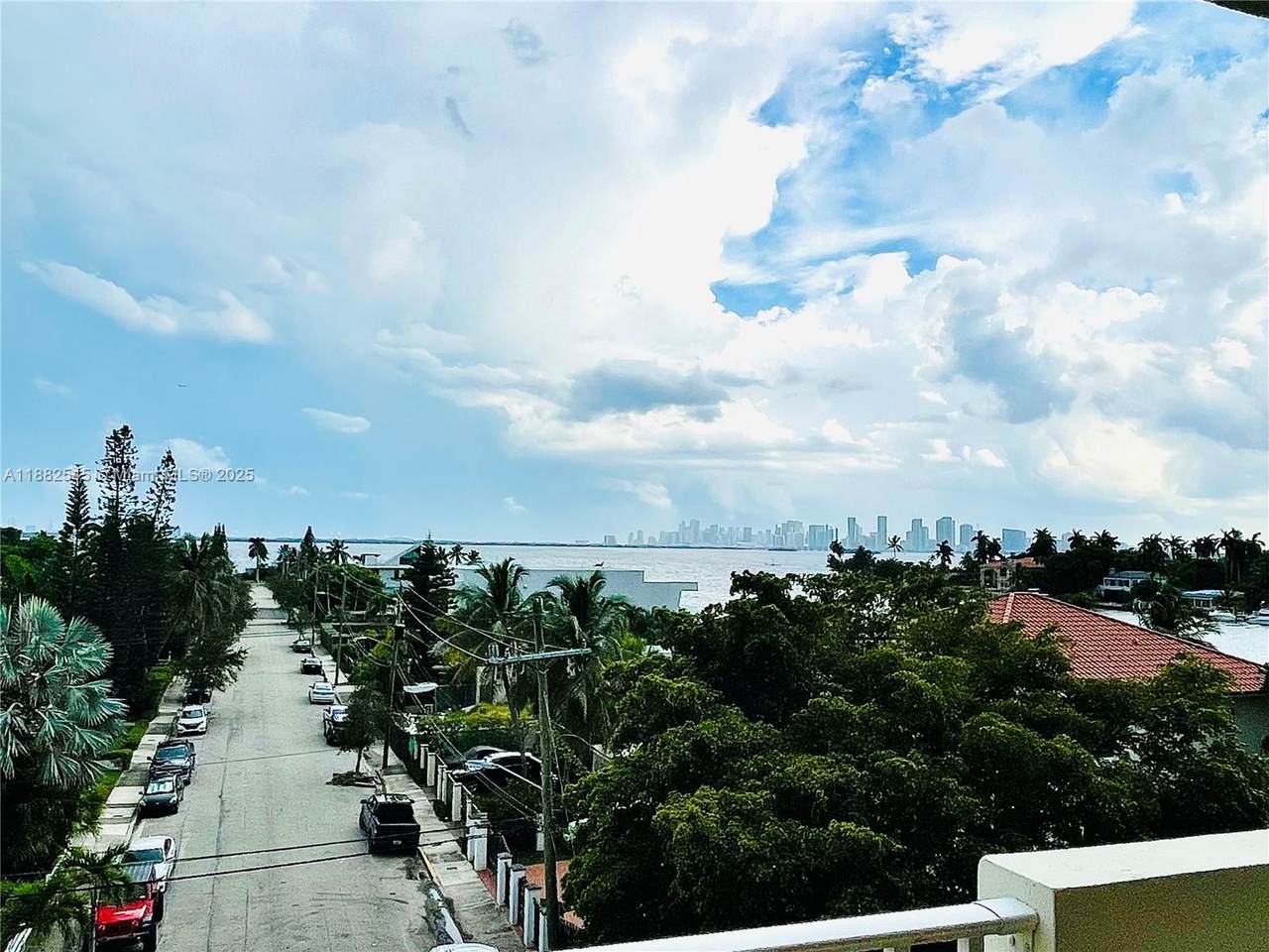 1455 Treasure Dr - Photo 1