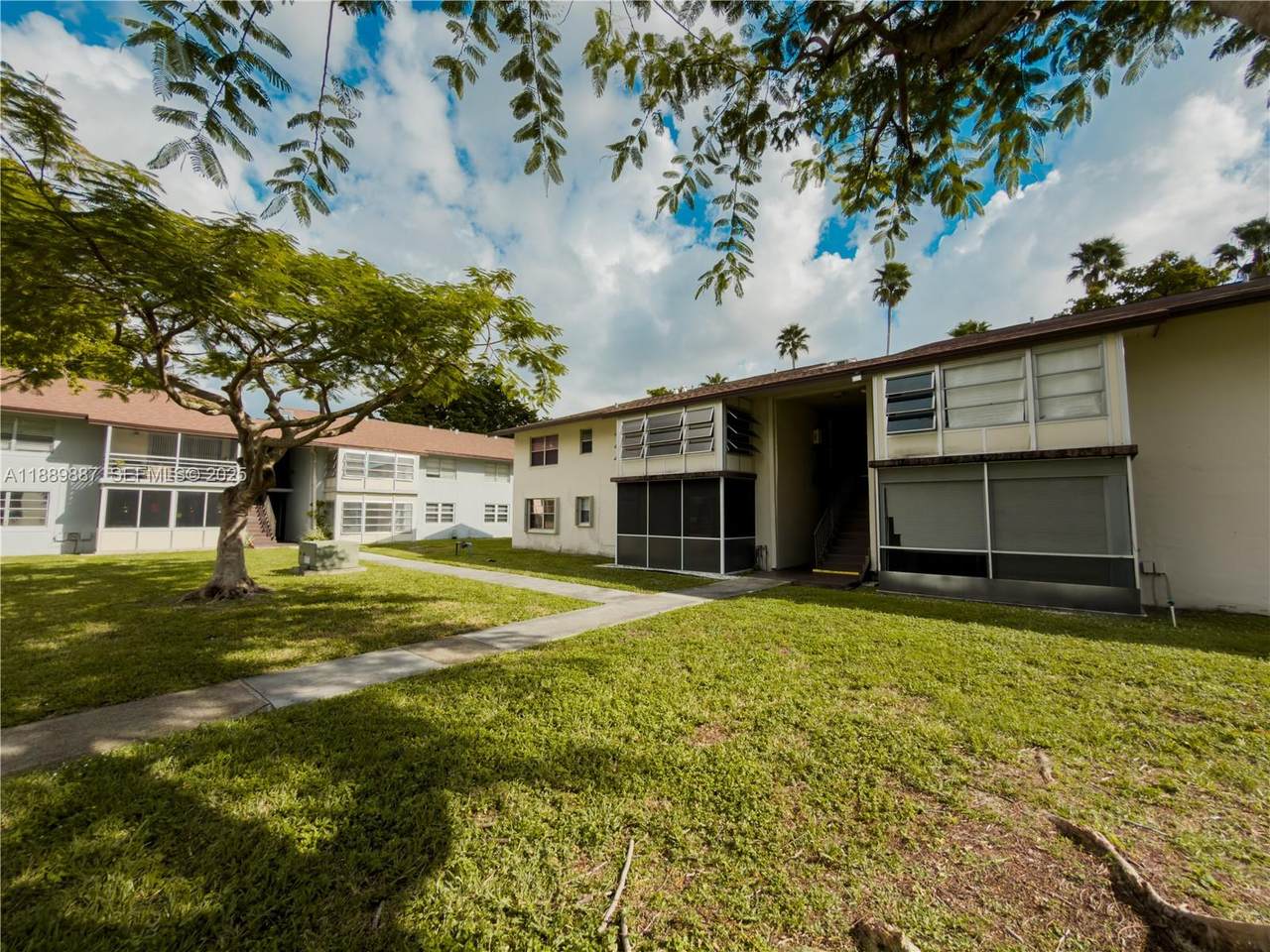 325 Laurel Dr - Photo 1