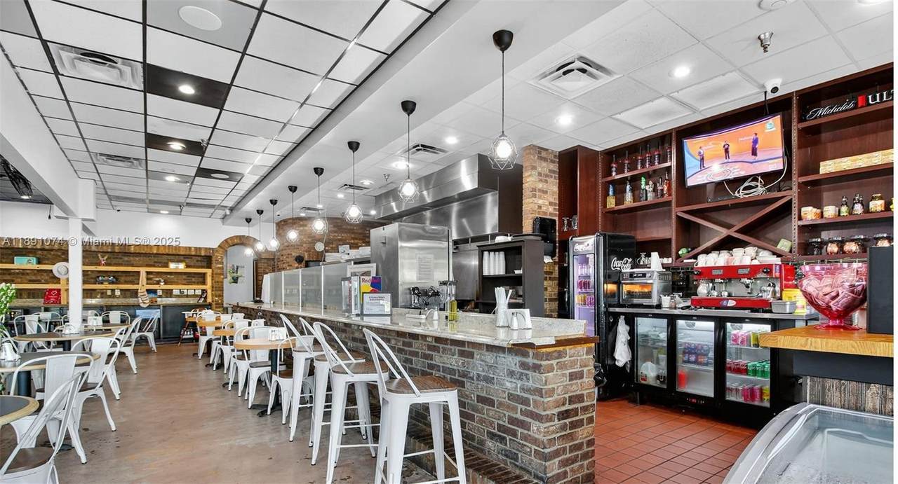 Restaurant and Bar For Sale in Coral Springs - Photo 1