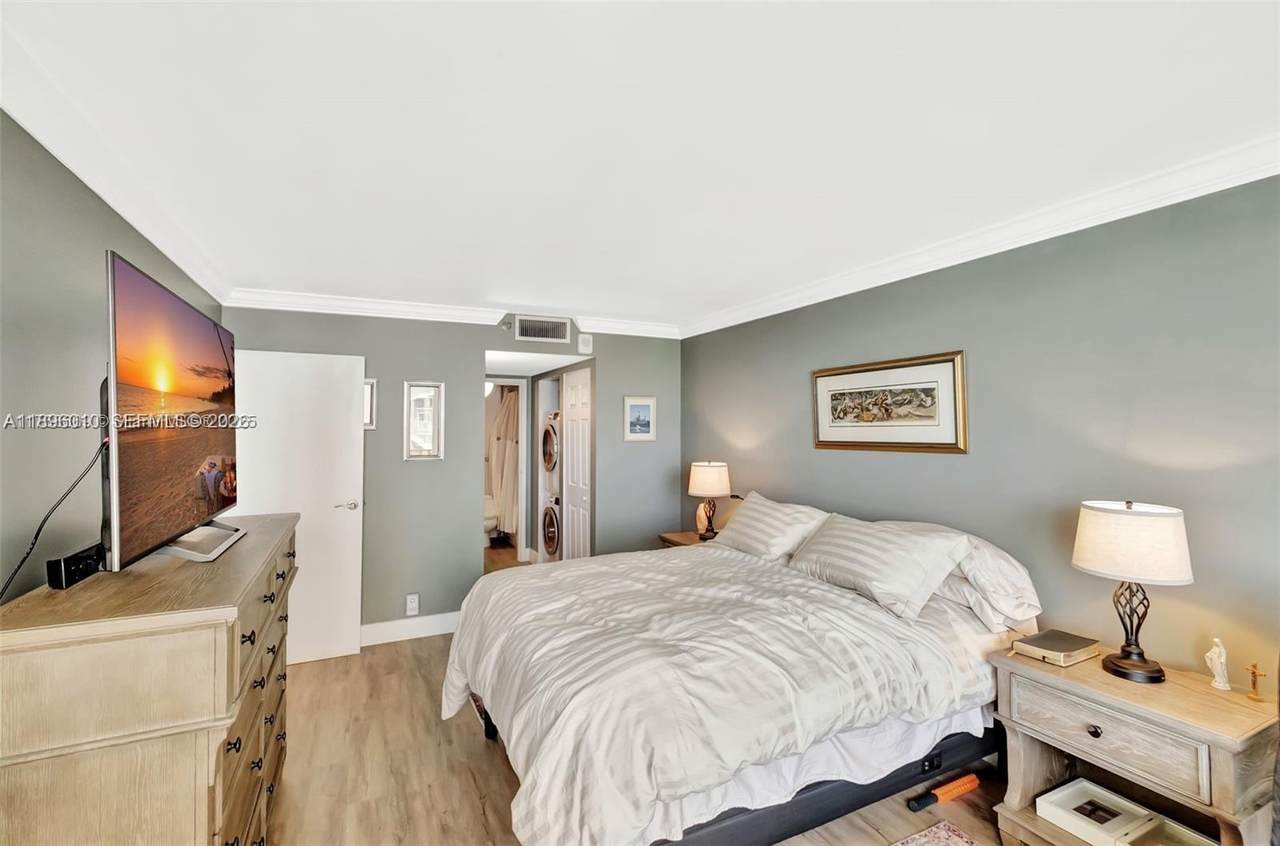 7601 Treasure Dr - Photo 1