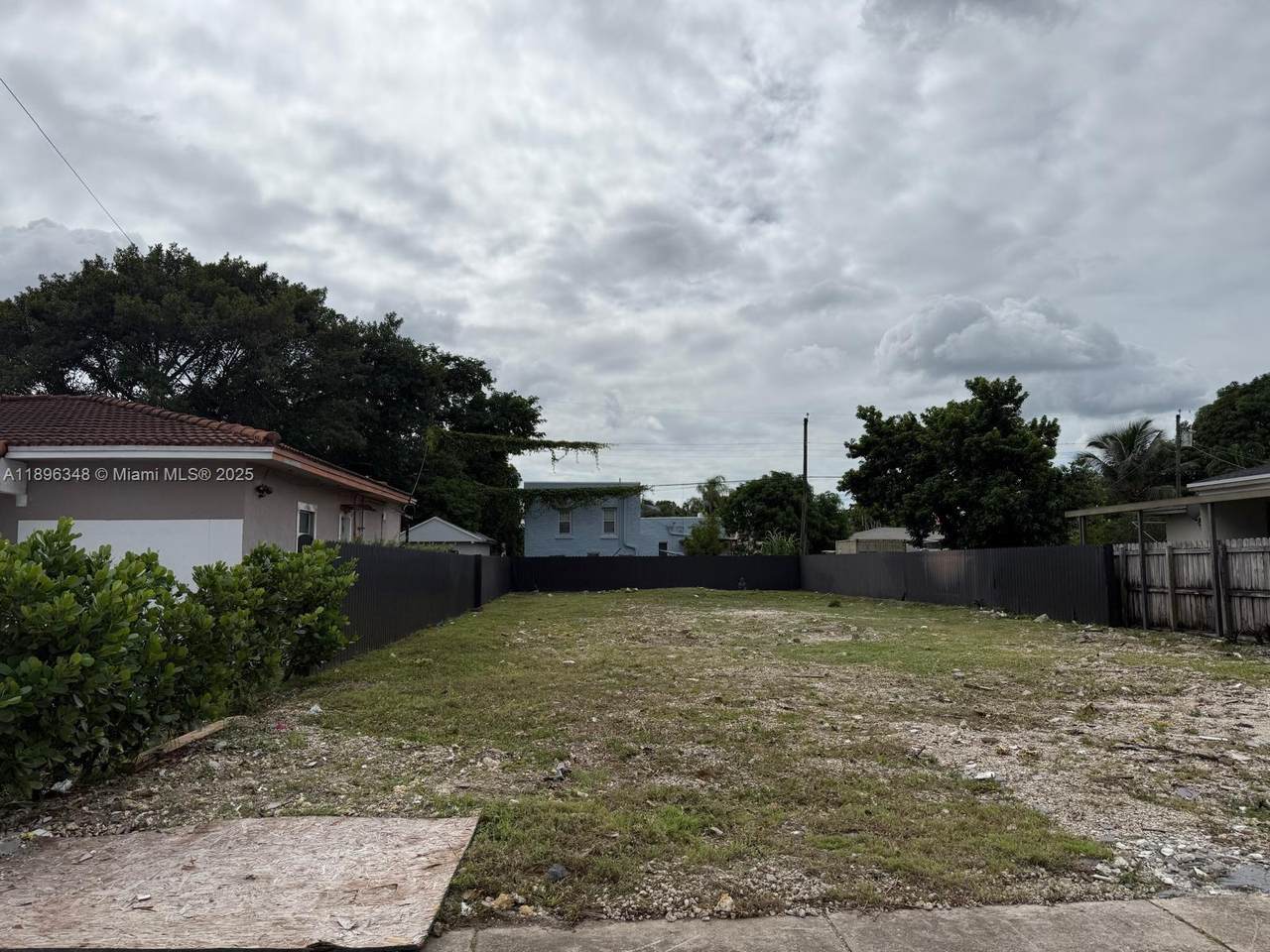 3056 SW 13 - Photo 1