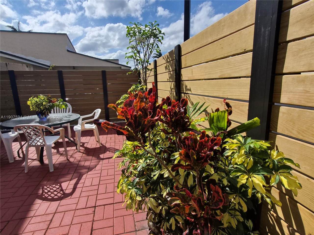 10904 72nd St - Photo 1