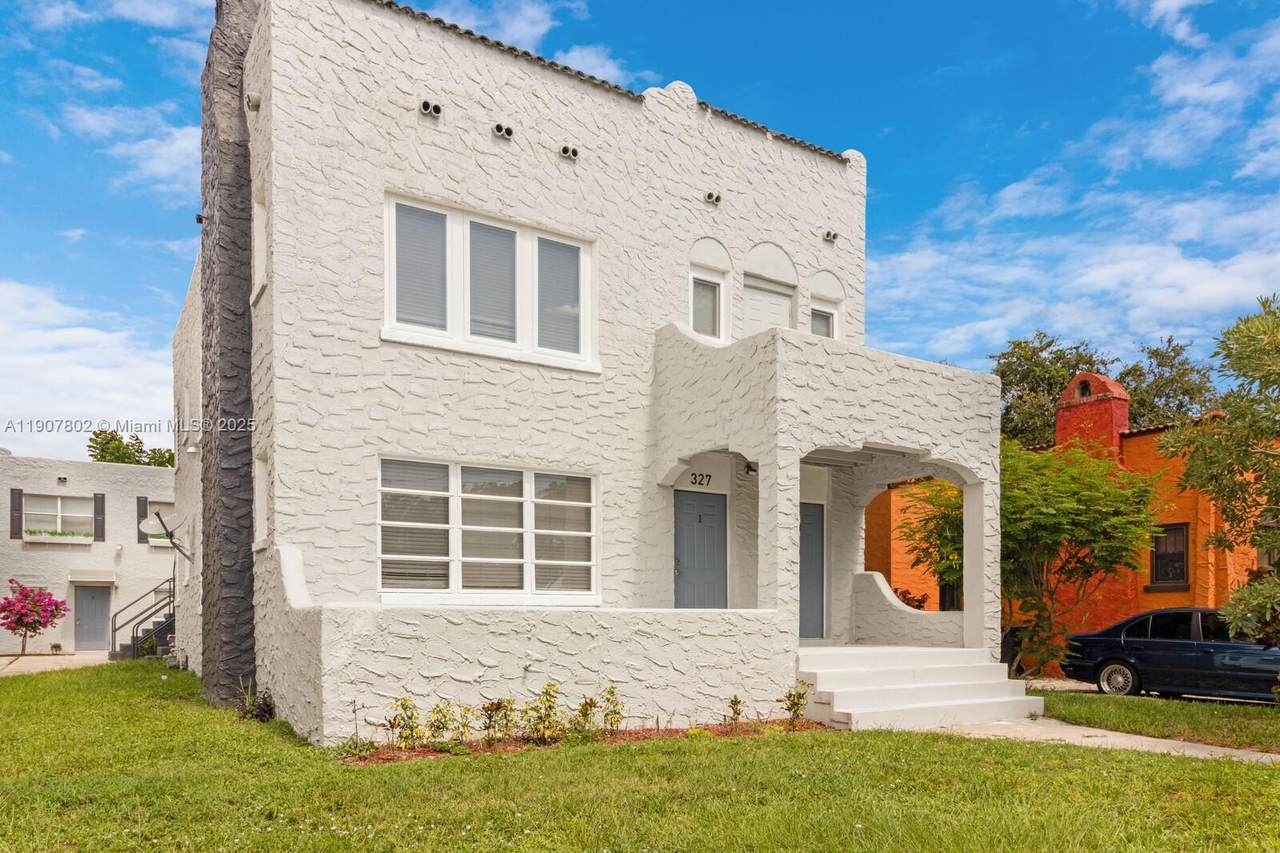 327 20th St - Photo 1