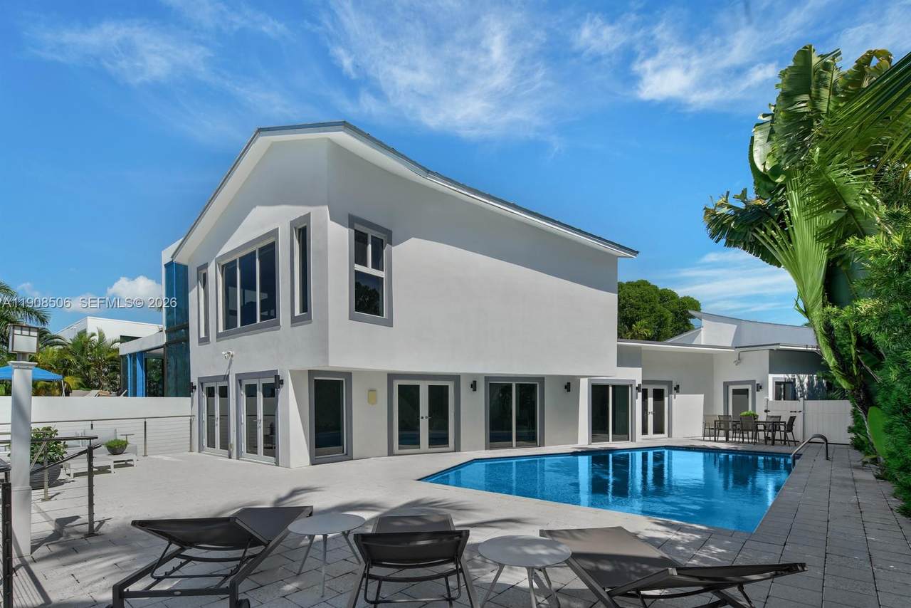 1040 Shore Dr - Photo 1