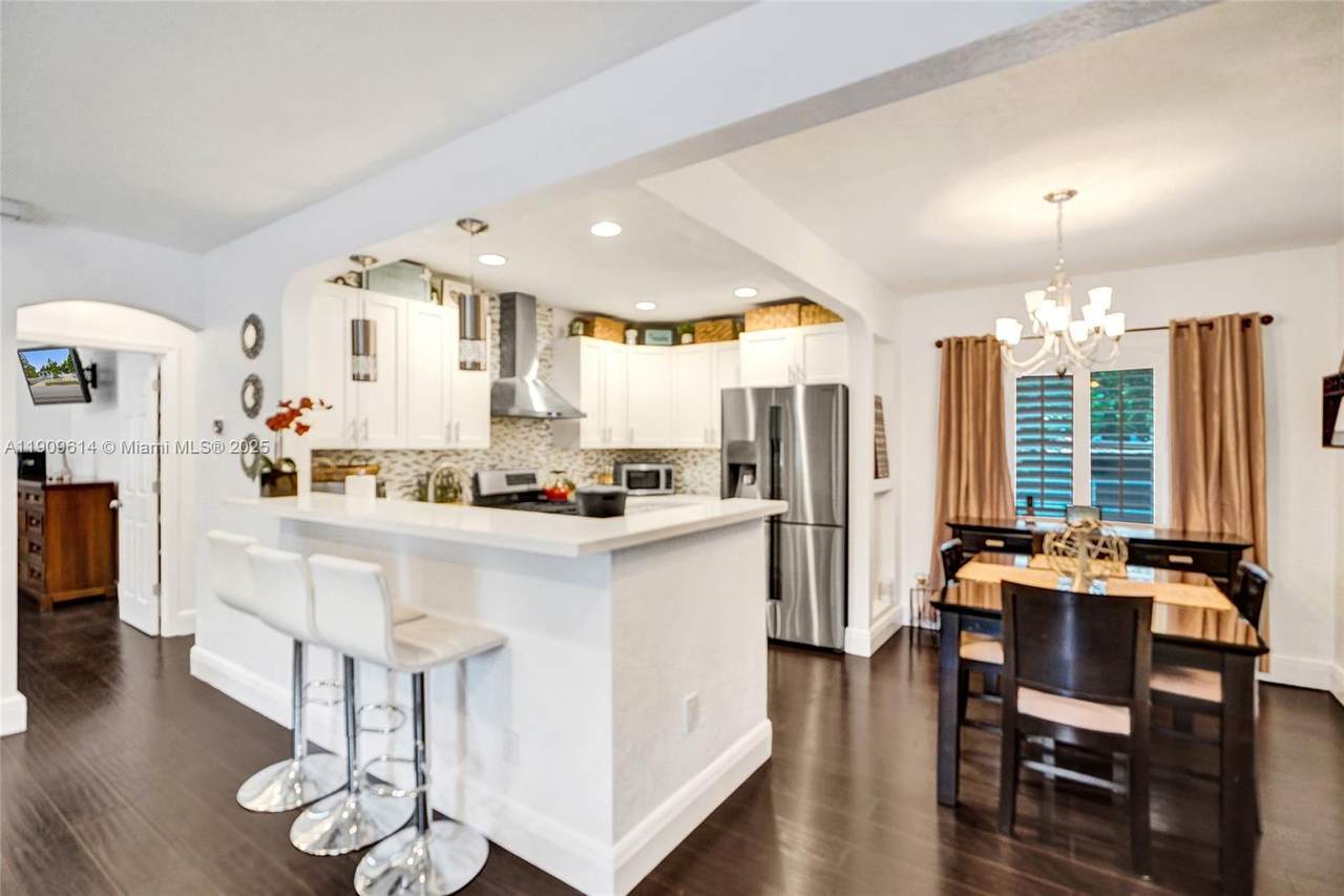 440 38th Ct - Photo 1