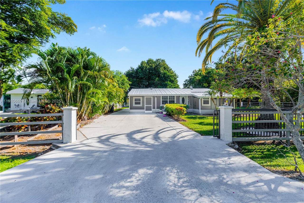 327 Mongomery Ave - Photo 1