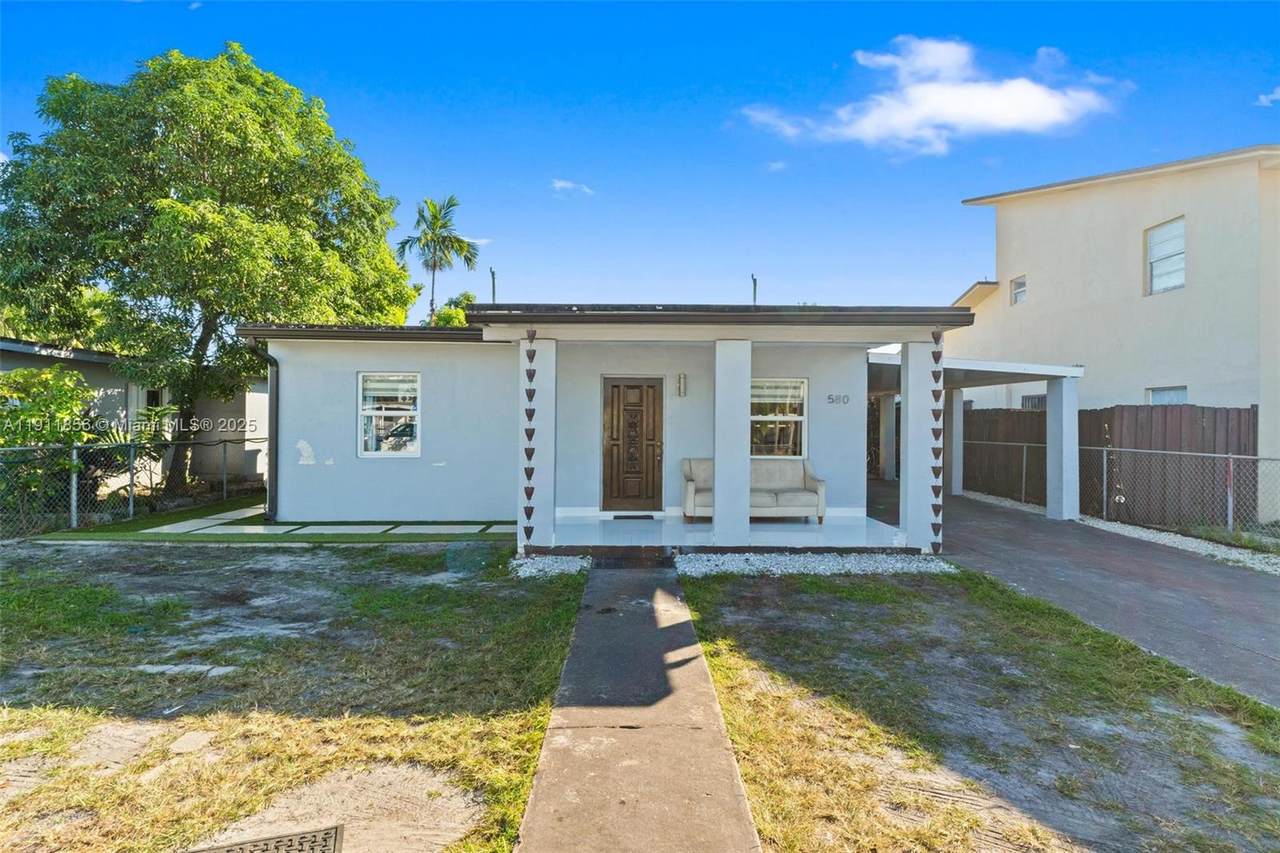 580 44th St - Photo 1