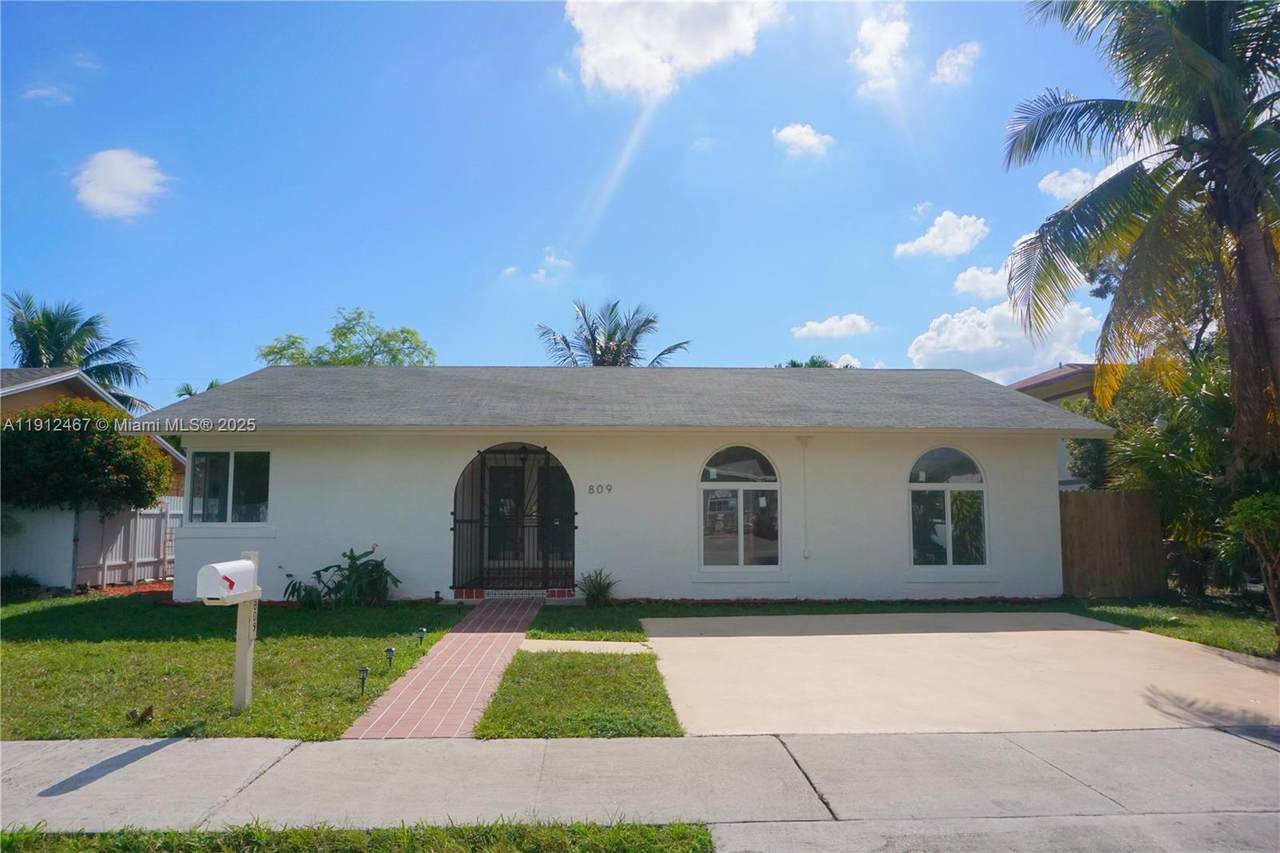 809 10th St - Photo 1