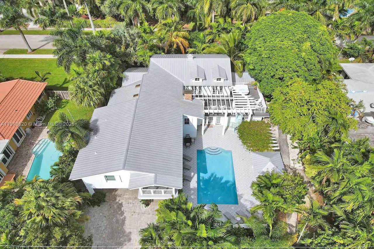 1025 Southlake Dr - Photo 1