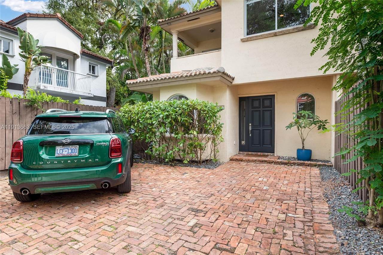 3124 Jackson Ave - Photo 1