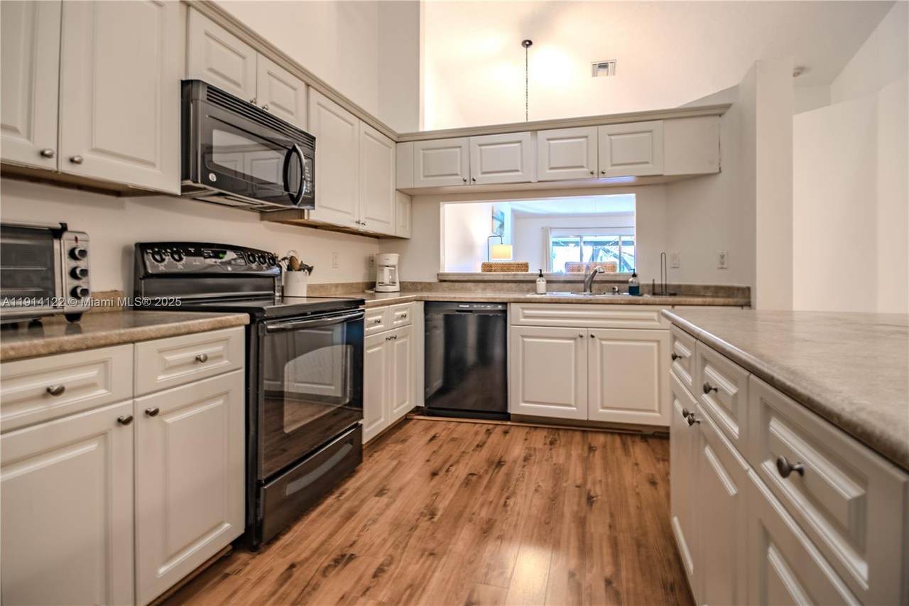 7652 Pinewalk Dr S - Photo 1