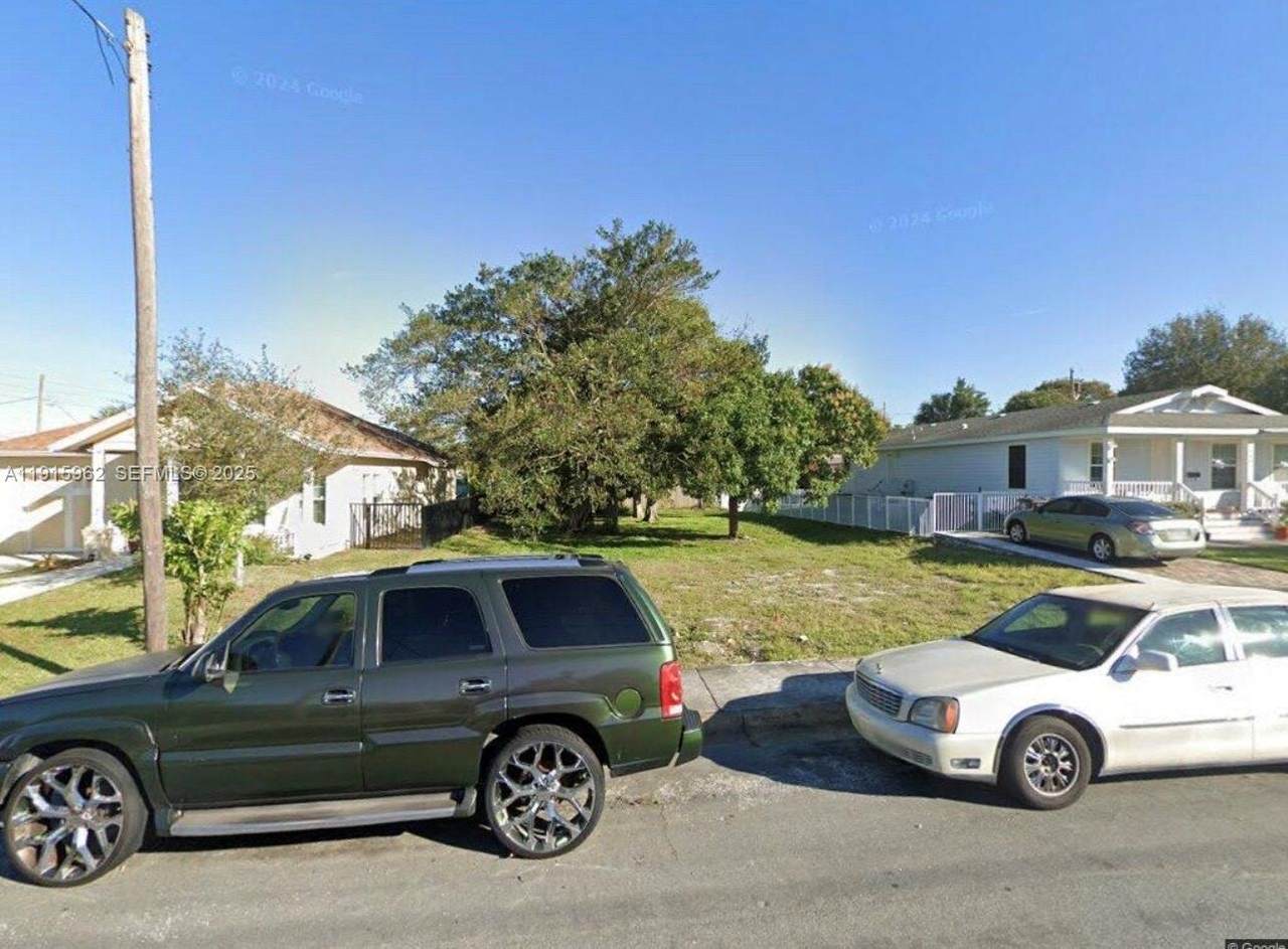 913 14th St - Photo 1