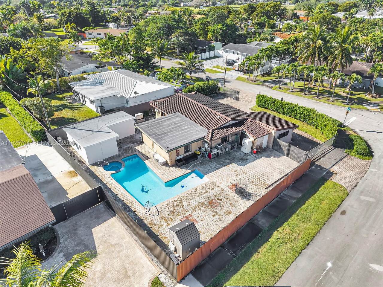 9940 72nd St - Photo 1