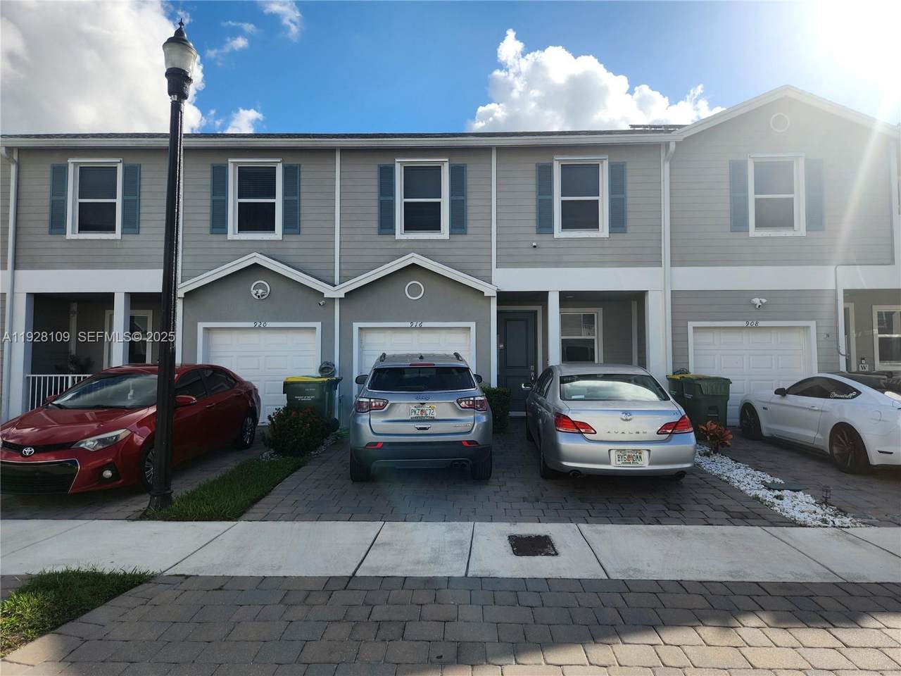 916 17th Ct - Photo 1