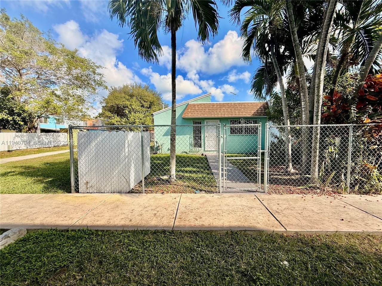 617 10th St - Photo 1