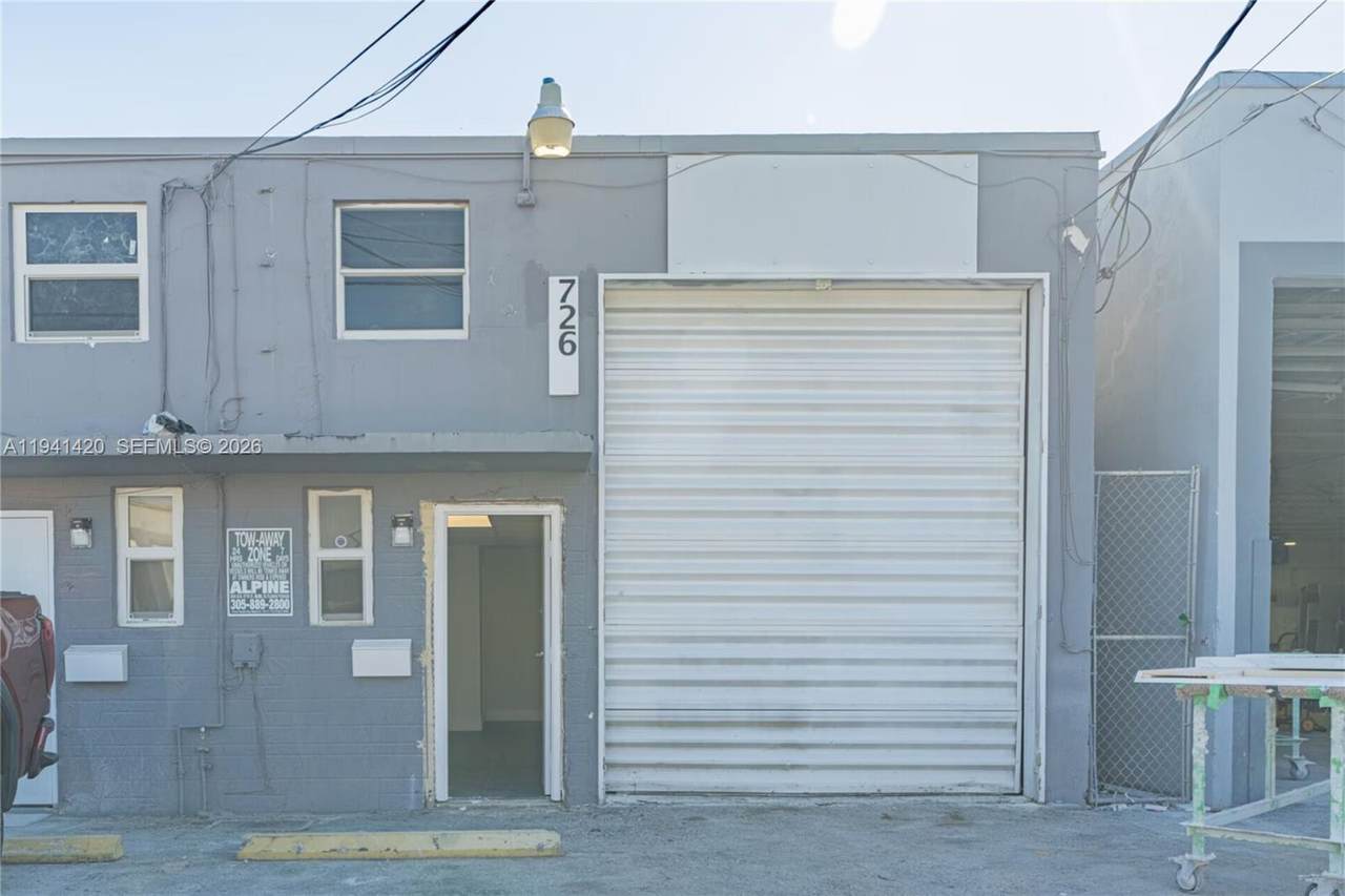 726 28th St - Photo 1