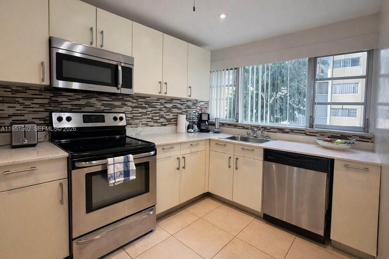 950 199th St - Photo 1