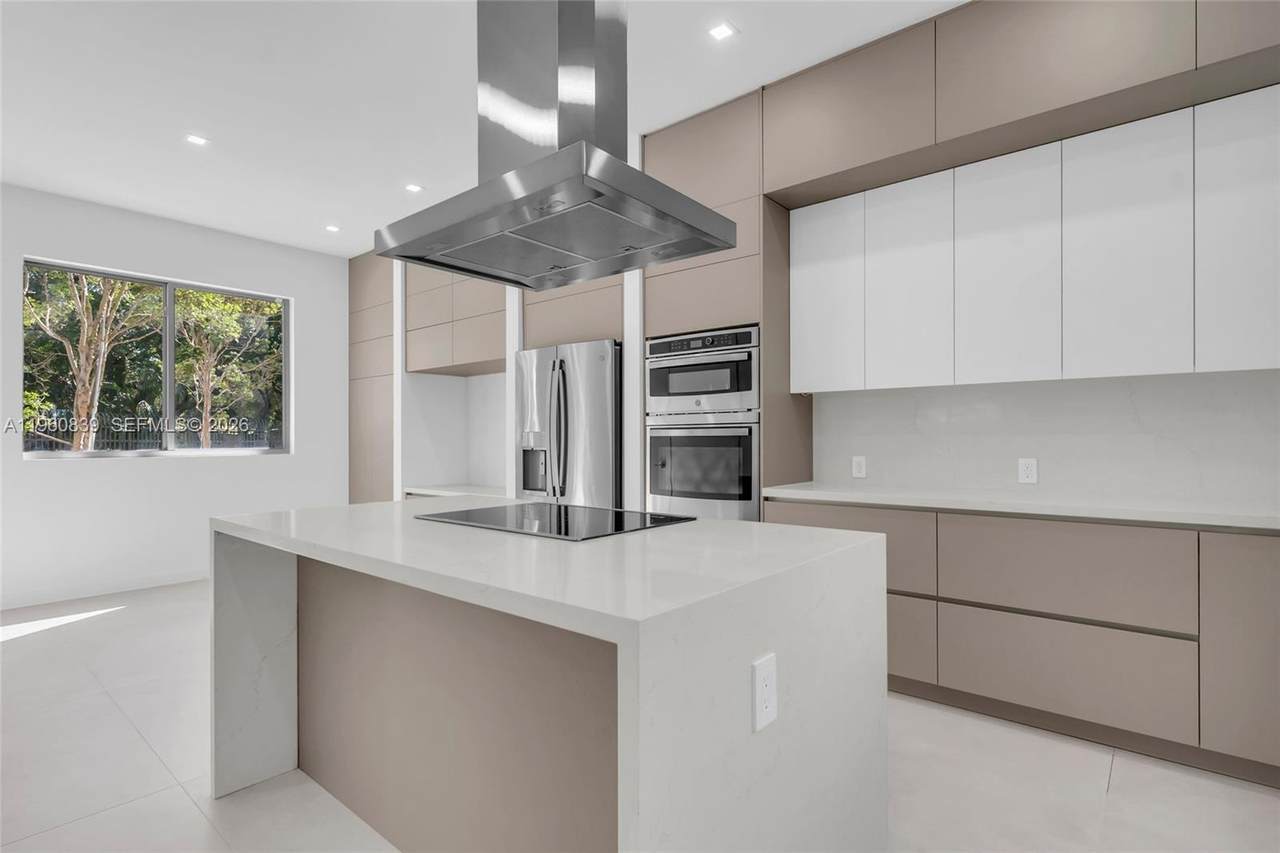 3204 Plaza St - Photo 1