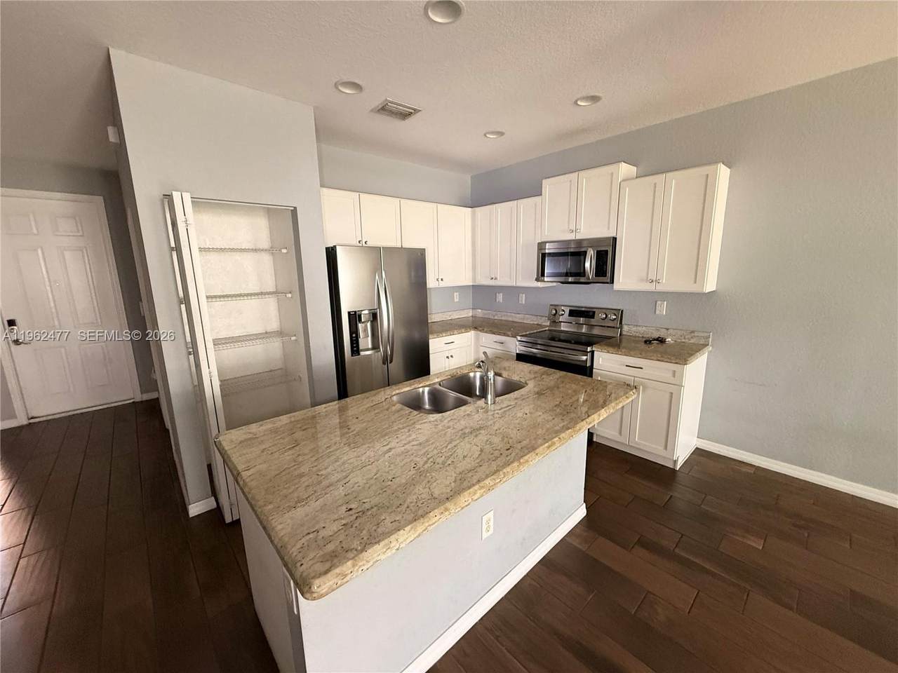 1040 33rd Ct - Photo 1