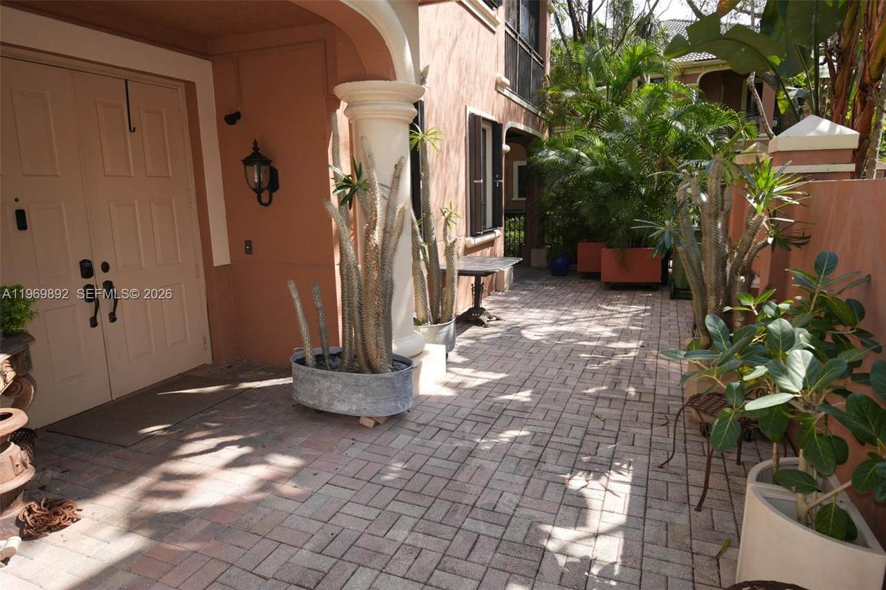 2706 Kinsington Cir - Photo 1