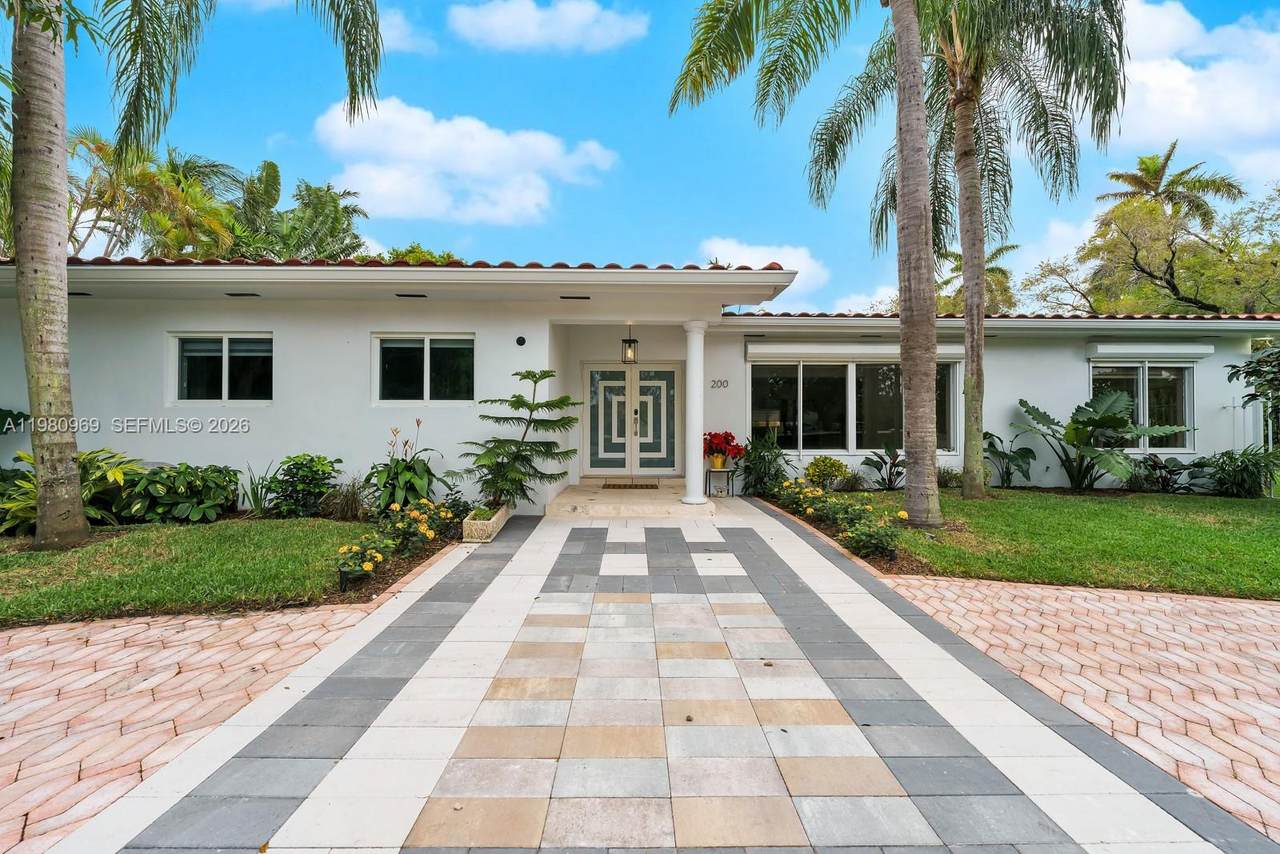200 Hibiscus Dr - Photo 1