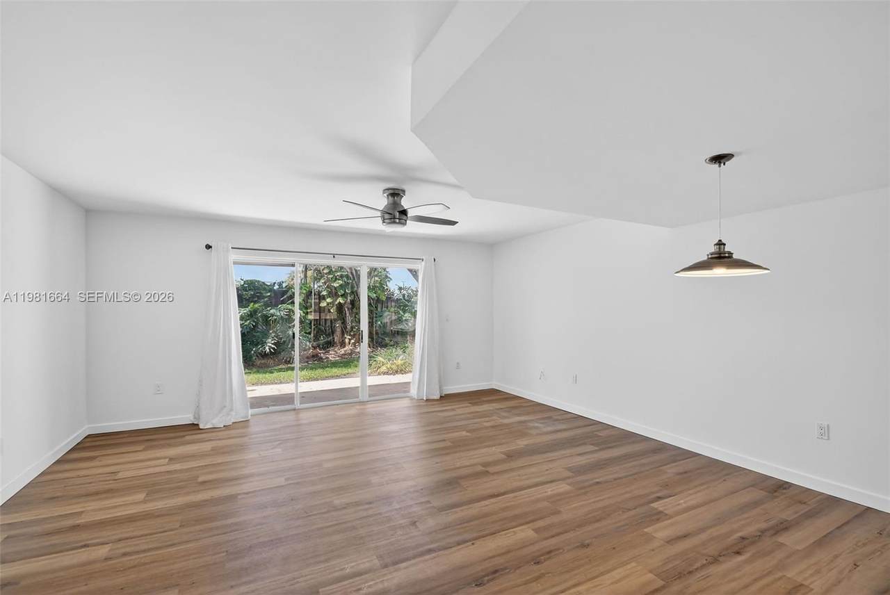 101 Half Moon Cir - Photo 1